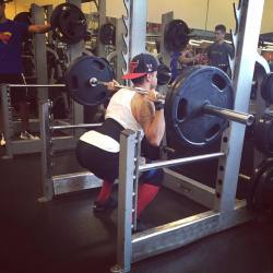 jcakezz:  Good to be back 💪🏽 #LegDay #Friday #225lbs #AtTheBar #Squats  (at Gold’s Gym)