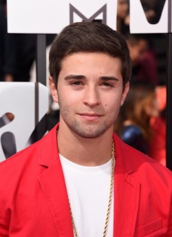 limeisprime:  He is definitely one of my favorite artists and he is not that bad looking ;) Jake Miller everyone.