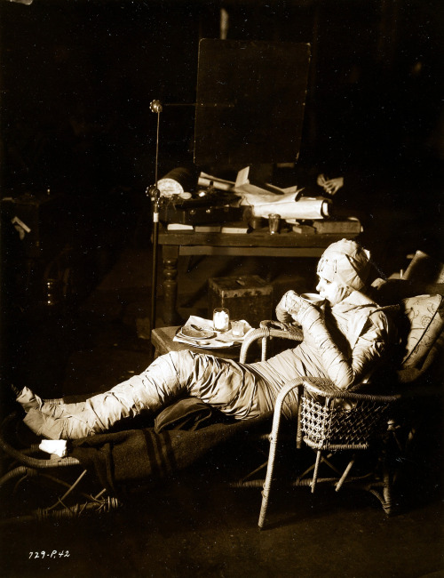 Elsa Lanchester dans les coulisses lors du tournage du film The Bride of Frankenstein (1935).