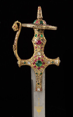 armthearmour:A fantastically gilt Tulwar studded with rubies, emeralds, and diamonds, and a watered steel blade, belonged to Maharaja Holkar, Indore, India, ca. 1800, housed at the Victoria and Albert Museum.