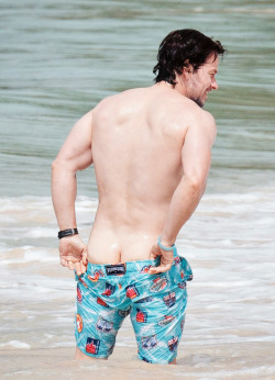 alekzmx:  Mark Wahlberg being playful and mooning his wife at the beach (his body is looking amazing!)