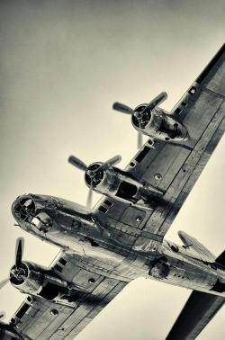 wwii-in-photographs:  Great shot of a Boeing B-17 Flying Fortress. 