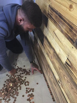 blindcomplikaytions:  biblestudy-and-blowjobs: sixpenceee:   A Floor Made Out of Pennies When a barber shop owner, Rich Holtham, got an estimate of £1000 for the  new shop floor, he decided he can do better. So instead, he exchanged  700 pounds to 70,000