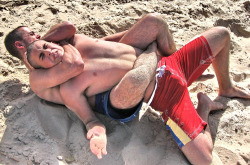 breathcontrolboi90:  gayperverts:  Beautiful Sleeper Hold - Think the guy in Red is enjoying it from that bulge LOL  Soon that face will be calm and face down in the sand. 