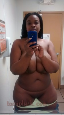 tacyplush:  20m for a personal pizza? So, I got #naked in the women’s restroom at Pizza*Hut to make the most of the wait 