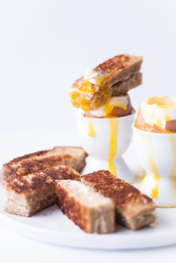 do-not-touch-my-food:  Soft-Boiled Eggs &amp; Grilled Cheese Sticks   Oooo yummy