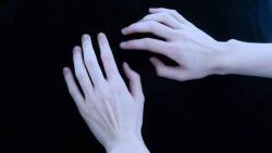 este-blog-no-esta-dedicado-a-ti:  Como extraño el tacto de tus frias manos sobre mi piel