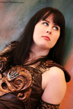 jointhecosplaynation:  Lucy Lawless and Sam Raimi would be proud of the amazing work done by MizukiUsagi with her adaptation of Xena: Warrior Princess. Not only being incredibly accurate with her costume but the props as well. If you’d like to see more