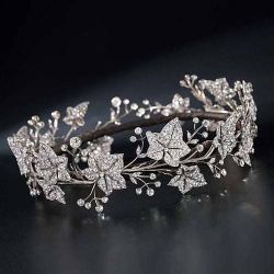 treasures-and-beauty:  A fine 19th century diamond tiara, by Garrard &amp; Co., designed as  a full circle of old-cut diamond ivy leaves, with diamond single-stone  collet berries, mounted in silver and gold, the seven principal leaves  detachable for