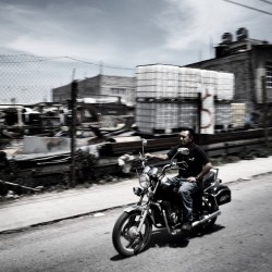 •S H O T   1/600•  The other day praticing freeze peole&hellip; #photography #focus #capture #moment #urban #biker #bikergang #instabike #nikon #bw  (en San Antonio Tultitlan Estado De México)