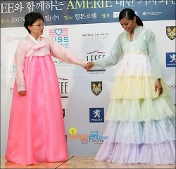 black-kpop-fans:   Amerie and her mother in Hanboks ^^  