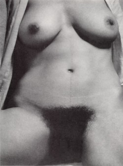 isobelgowdie:Alfred Stieglitz notoriamente fotografò in tutti i dettagli ed angolazioni la pittrice Georgia O’Keeffe