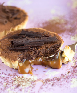  Salted Caramel &amp; Chocolate Tart (Source: Drizzle &amp; Dip)  O_O