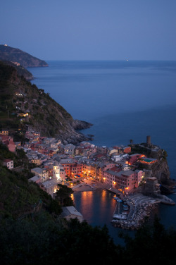 travelingcolors:  Dusk in Vernazza, Cinque Terre | Italy (by Chuck Palmer) 