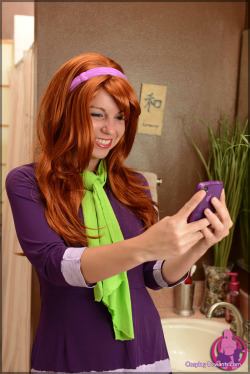 sexy-cosplay-scroll:  Mystery Girl as Daphne 