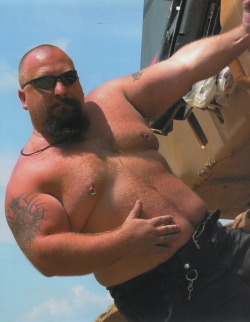 blakyogi:  chaserdave:  thebigbearcave:  think his name is Dozer?  yes he’s Dozer and sadly these are the only naked pics i’ve seen of him  Yum