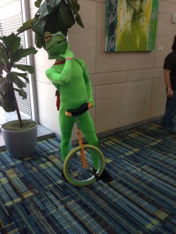 muhfuckinuhhhh:  fanqueen15:  Somebody did a Dat Boi cosplay. When they were walking down the main corridor people from either side of the hall and the balconies saw him and started screaming “OH SHIT” “ITS DAT BOI” “OH SHIT WHADDUP” and it