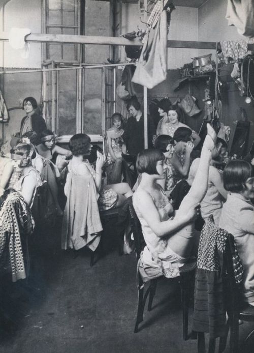 Backstage, Cabaret in Berlin, circa early circa 1930.https://painted-face.com/
