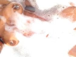 boobsandwolves:  soapy body during bath time (;