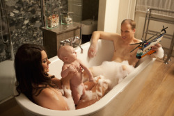 arin-sur:  theinnocenceleft:  nitswits:  journeyintohiddlestiel:  awkward family photos: the royal family  NO THIS IS AMAZING  they are in the bathtub. with the baby. everyone is naked in the bathtub. quit.  i thought the first one was of vladimir putin