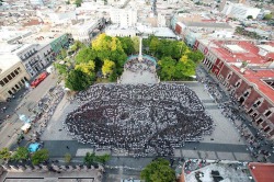 neomexicanismos:  Cientos de personas formaron la Catrina de José Guadalupe Posada en Aguascalientes, de donde él es originario 💀