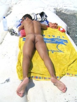 malebodylines:  sun bathing nude