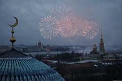 citylandscapes:  Fireworks over Neva river. Saint-Petersburg, Russia. Source: vaganov.org 