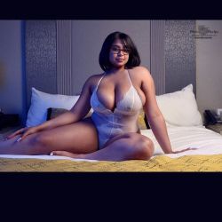 So this #throwback is all about bed shots ;-) here we have @yomyjuggs_  @1013yom_  relaxing in bed just being a vixen and cyber popular. #plussizemodel #stacked #thick #thyck #photosbyphelps #glasses  Photos By Phelps IG: @photosbyphelps I make pretty