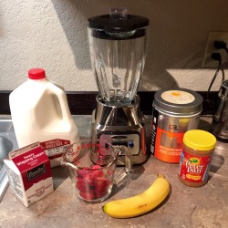 broaderstrokes:For the next week, I’m going to try something I’ve always wanted to do: weight gain shakes.  The recipe I’m trying out might be more of a smoothie recipe.  Ingredients:       - 2 cups whole milk      - 2oz heavy cream      - 2 tablespoons