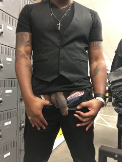 extremeexhib: sigmasucka:  theexposedpleaser:  Just hanging out in the XXL section 😉  👆🏾❤️  😱 