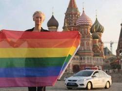 love-voyeur:  worldofmy-own:  Tilda Swinton risked arrest waving a rainbow flag in front of the Kremlin in violation of Russia’s new homosexual propaganda bill. And she wants everyone who can to reblog it in solidarity. Guys please reblog this, it won’t