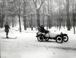 photos-de-france:  Jacques Henri Lartigue - Homme sur des skis tiré par une voiture, France, ca. 1930. 