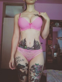 iustuscredere:  antionettejosephine:  Love that set. Want it.  Holy fuck she’s hot. 