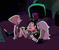 alexandot:  daily reminder that garnet can: fit her entire family in her lap hold them all in one arm 