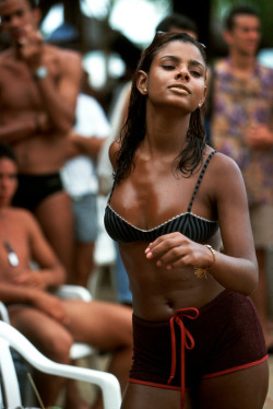 deadpoet-society:  africansouljah:  Thomas HoepkerBRAZIL. Porto Seguro. 1999. Vacationers dance at the AxŽ Moi beachclub at the site of the Portuguese discovery of Brazil in April 1500.  Oh god