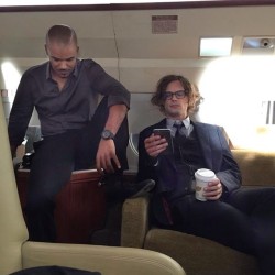 criminalmindsfeed:  @crimmindscbs: Shemar and Matthew chilling on the plane #heartthrobs #criminalminds 