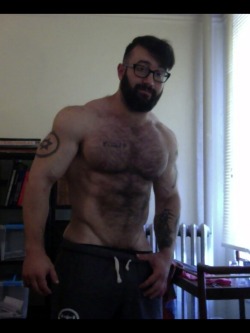 Wow, this guy is muscly, bearded and cute. A tough combo but he pulls it off well.