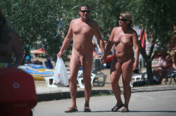 mixedgendernudity:  Smoothies at a FKK camping, enjoying sun, beach and baldness 