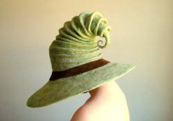 modern-wix:  The creative and spunky hats of Madame Wallis. You can find these little beauties at Kinkshaw and Fripperies in Diagon Alley. (Source)   lithefider !!! angelicdiaspora !!! LOOK LOOK LOOK