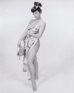 damsellover:  I’m a sucker for a girl in a towel…..Bettie Page this time.