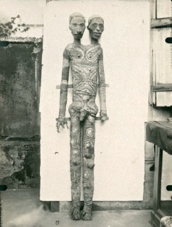 Statue d’ancêtre à deux têtes provenant de Mallicolo (Nouvelles-Hébrides), 1910.