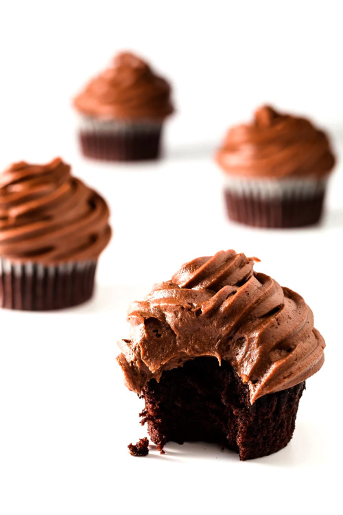 fullcravings:  The Best Chocolate Cupcakes