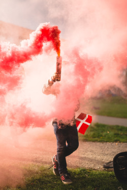 lysglimtfoto:Smoke @ an antiracist football tournament in Copenhagen