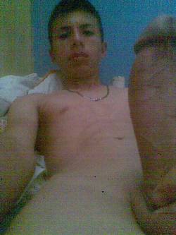 loscherosexhibicionistas:  Lindo Cherito Mostrando sus Atributos  Flaco con pija re gorda