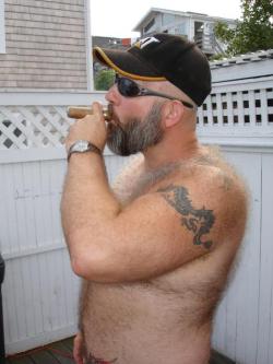 cigarpervdad:  baz21:  cigardadclassic:   cigarbeards:  sexy cigar man   Incredibly hot dad.  fucking hell he’s hot daddy    S