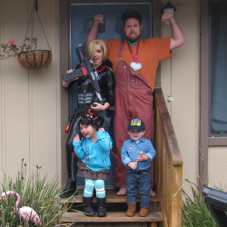 crimsongypsy:  tinytangerines:  ♥ HAPPY HALLOWEEN! ♥  OMG best family cosplay!!!  Look how cute and excited little Vanellope is! 