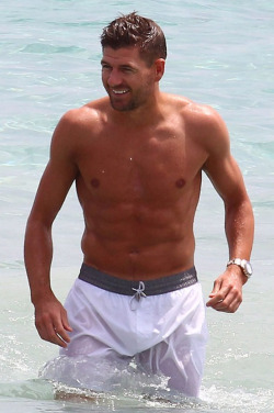 shirtlessmalecelebs:  Steven Gerrard