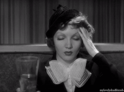 mylovelydeadfriends:Claudette Colbert is drunk in The Gilded Lily, 1935 https://painted-face.com/