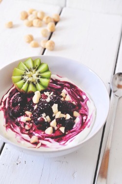 gastronomicgoodies:  0% Fat Greek Yogurt with Sweet Berries and a Kiwi on top of Spelt Flakes 