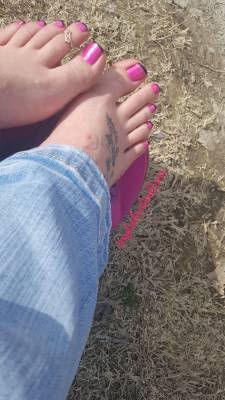 mytalentedtoes:  Nothing like taking off your socks and shoes to soak up the sun outside… 🌞